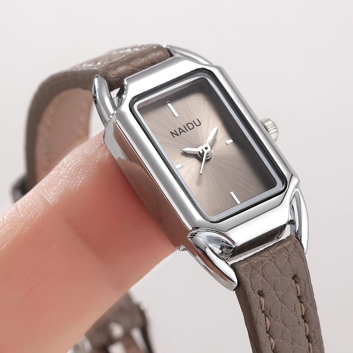 Women's Retro Simple and Fashionable Versatile Light Luxury Quartz Watch Suitable for Daily Wear