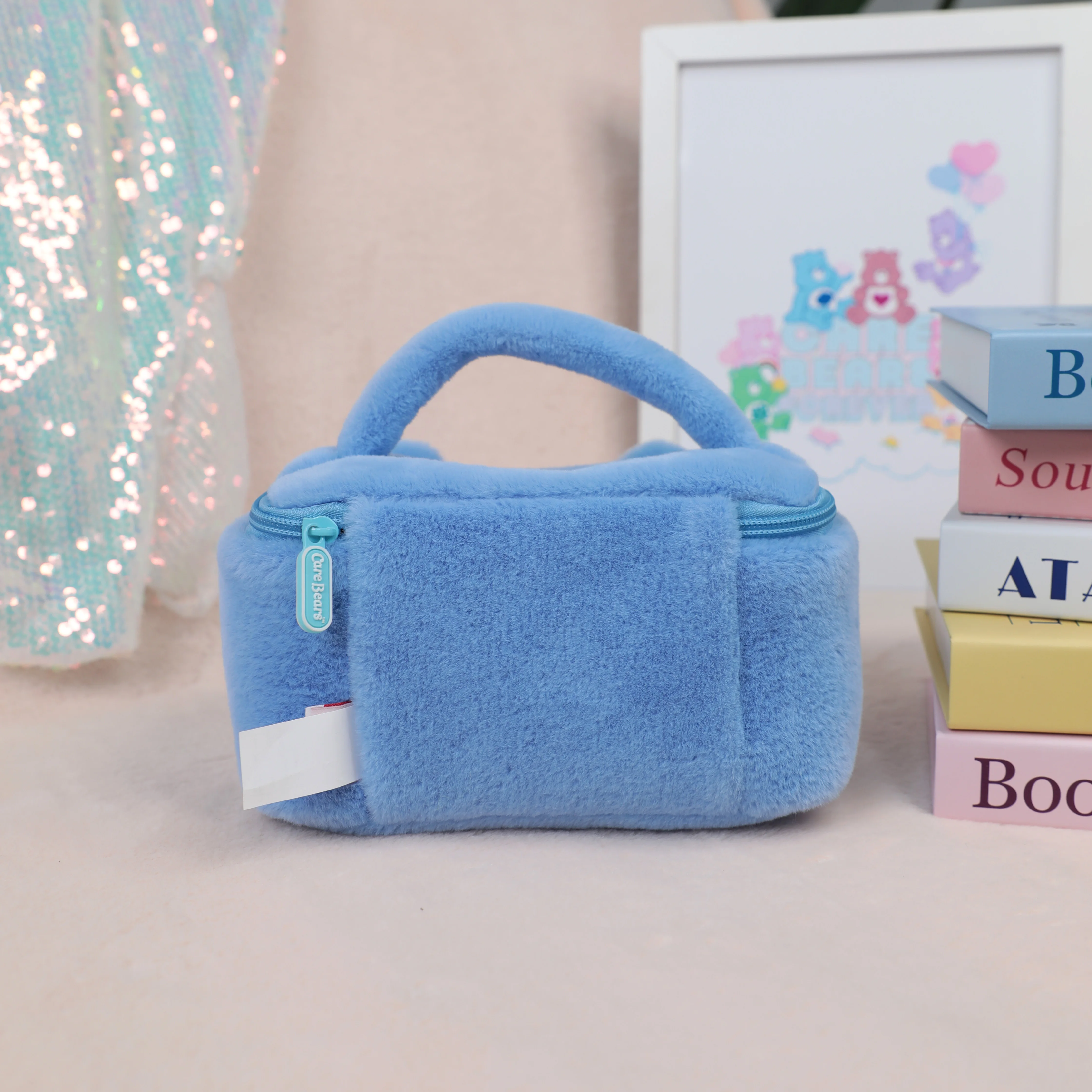 Care Bears Plüsch-Kosmetiktasche, Cartoon-Regenbogenbär, große Kapazität, Reise-Kulturtasche für Mädchen und Frauen, weicher, flauschiger Make-up-Beutel – Detail 12