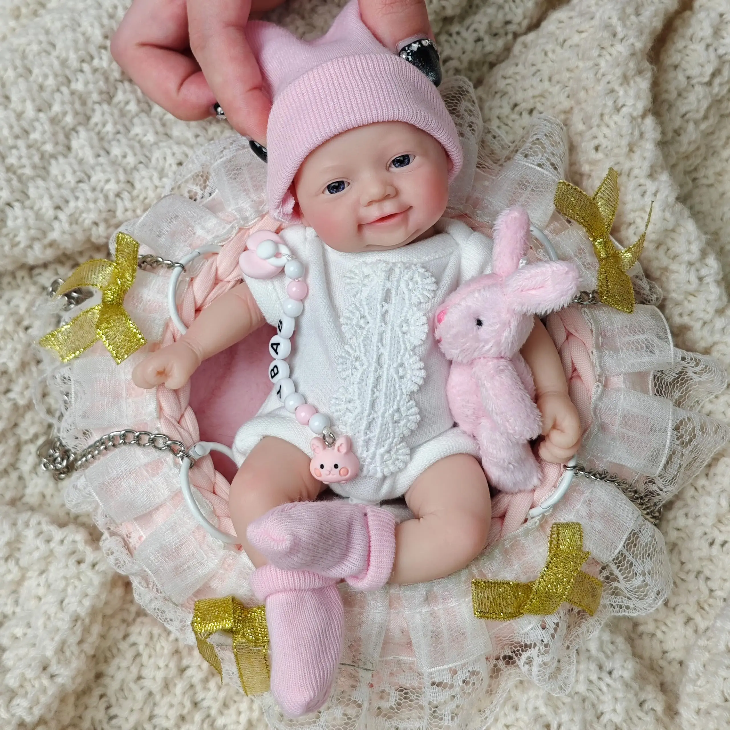 7" Realistische Miniatur-Babypuppe aus Vollsilikon mit offenen Augen, inklusive Zubehör für Sammler und als Geschenk. – Detail 3