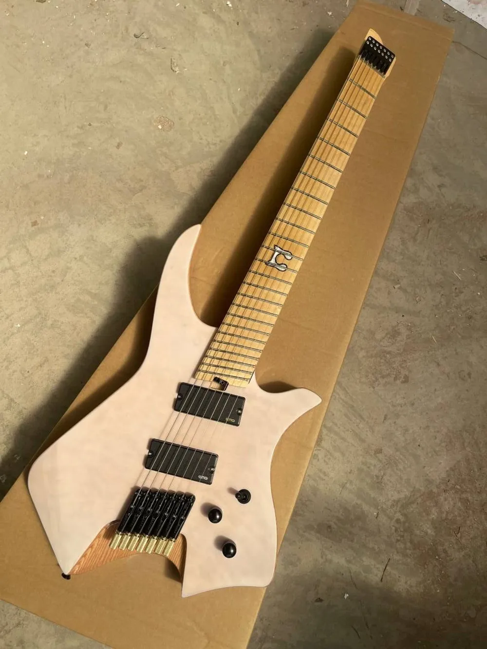 

White Body 7 Strings Electric Guitar with Black Hardware,Maple Neck,Provide customized service