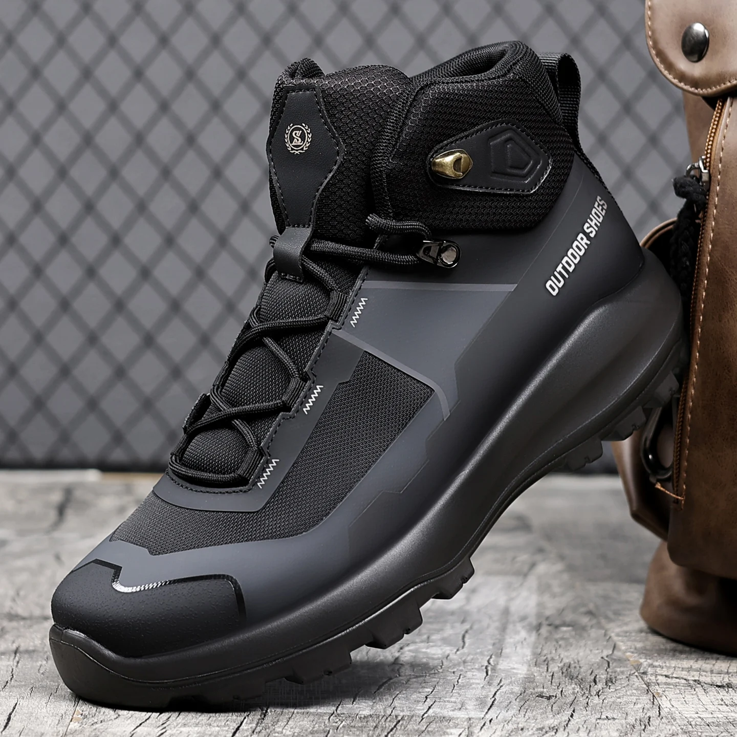 

Comfortable, slip-resistant, versatile hiking boots Durable walking trainers Unisex mountaineering and rock climbing footwear