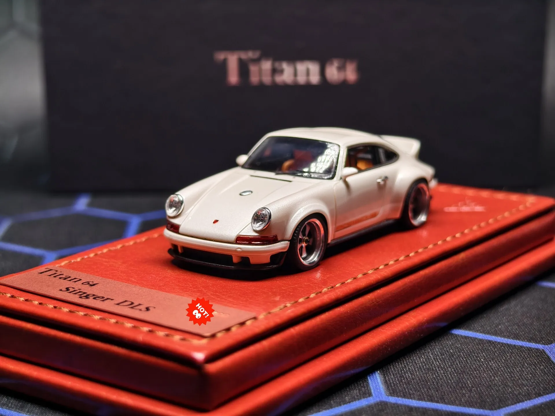 Make Up 1:64 Singer DLS 2018 Pearl White Limited 400 Pcs Simulation Limited Edition Resin Metal Static Car Model Toy Gift