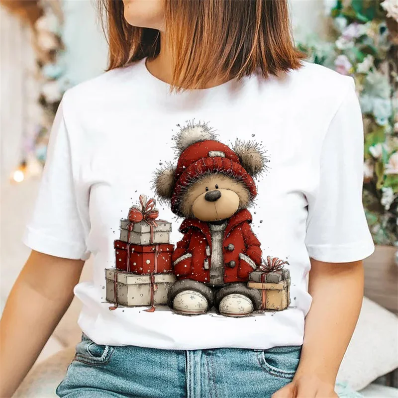 Modna koszulka damska z nadrukiem, świąteczny wzór z misiem, regularny krój, biała koszulka codzienna, urocza koszulka na Nowy Rok.