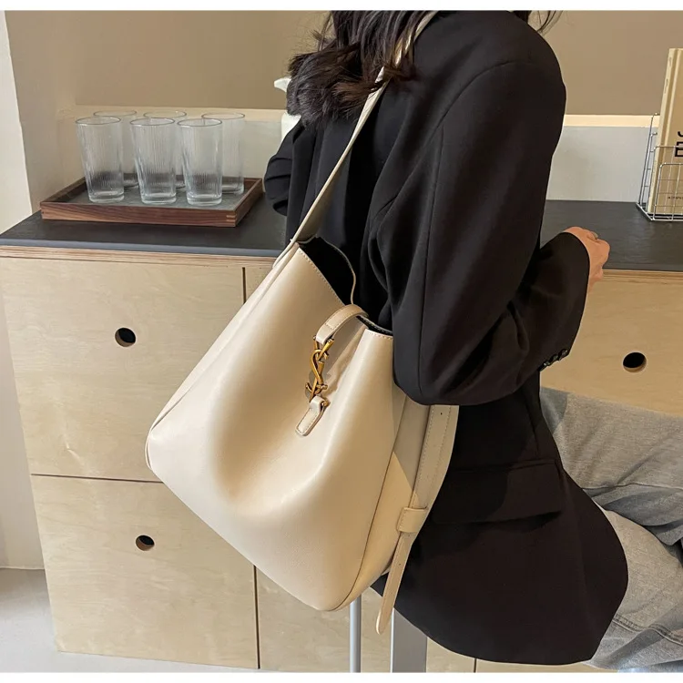 حقيبة كلاسيكية لعام 2025، حقيبة يد جلدية ناعمة مع حرف واحد فقط، حقيبة كتف منظمة للنساء، محفظة عمل واسعة عبر الجسم
