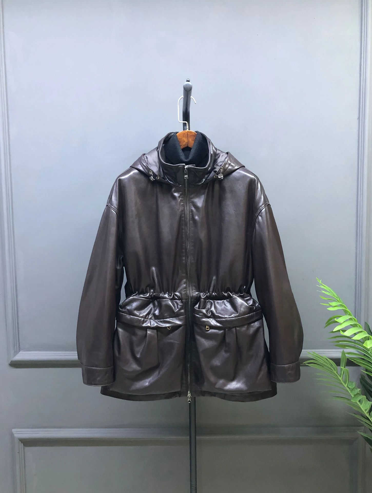 

Новая женская куртка из искусственной кожи с поясом на талии, пальто из натуральной овчины, теплая пуховая куртка с капюшоном, байкерская куртка средней длины