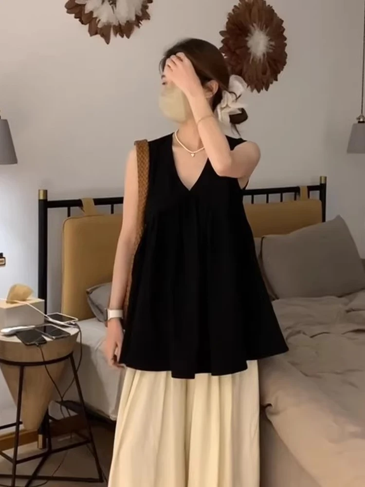 Casual Style Black V-Neck Sleeveless Vest Women's Loose Inner Wear Design Sense Top Summer Vacation Fashion Leaf  Detail
