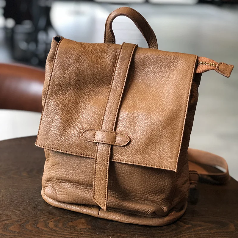 Mochila de cuero de vaca de primera capa para mujer, mochila retro de cuero, bolso de viaje sencillo y informal, bolso artesanal de cuero suave.