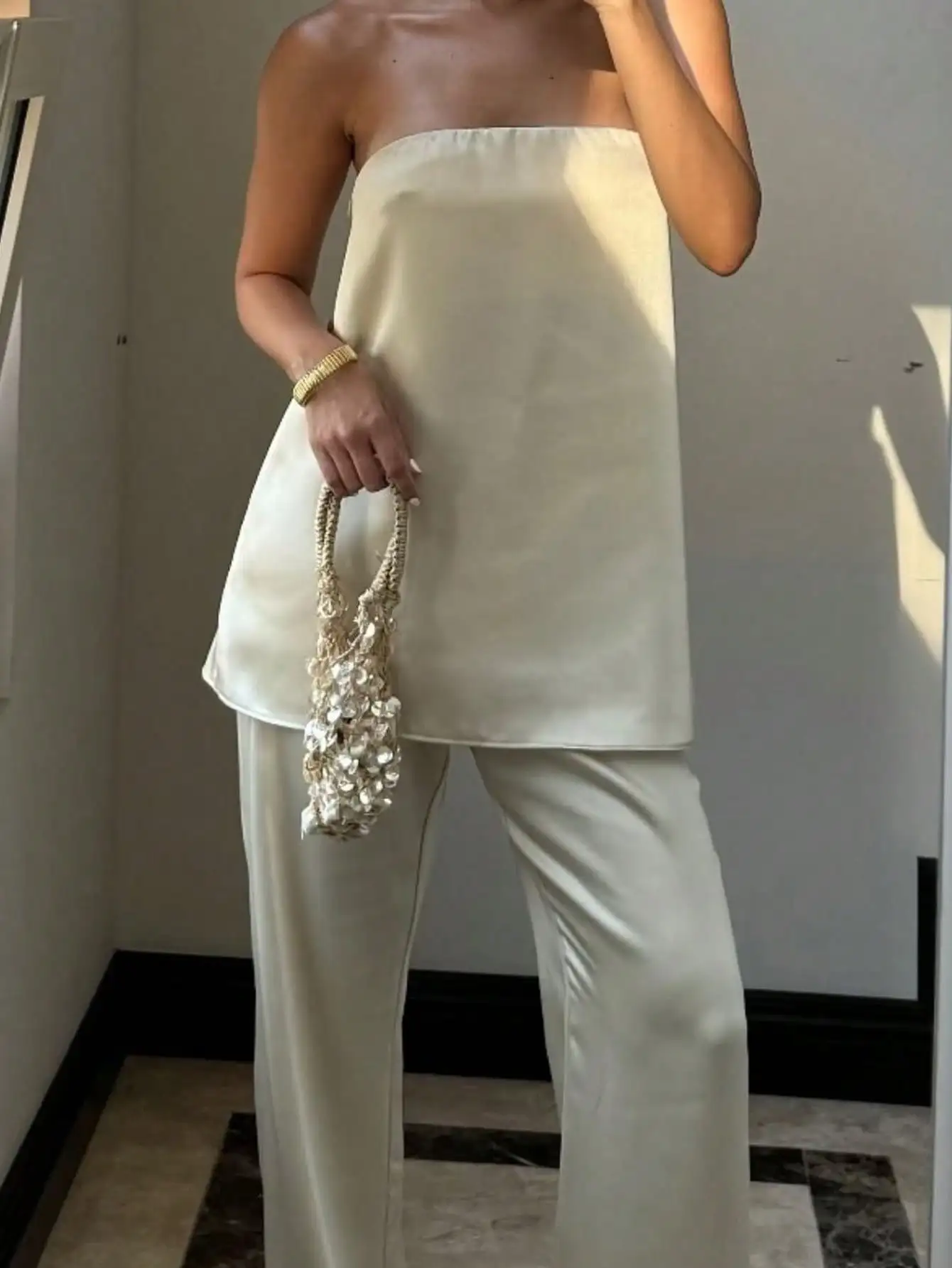 

Кремовый атласный комплект: топ без бретелек и брюки с широкими штанинами для женщин