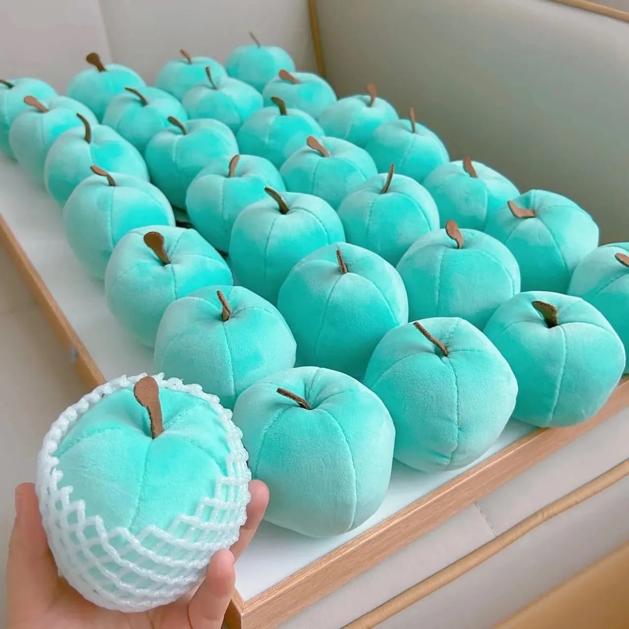 

The New Cute Plush Pinching Little Apple Small Fresh Decompression Table Wild Creative Doll Couple Birthday Gift