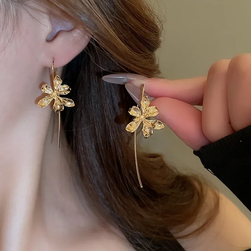 

Retro Gold Color Flower Stud Fashion Elegant Exaggerated Alloy Stud Earrings For Women Fashion Jewelry Party Gift Accessories