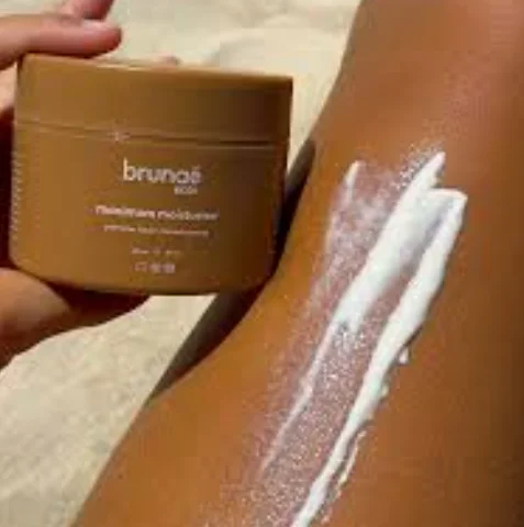 Bálsamo Bronceador para Exteriores, Realza el Bronceado, Hidratación Máxima, Prepara un Bronceado Dorado, 150 ml, Crema Bronceadora Corporal Intensiva Brunae