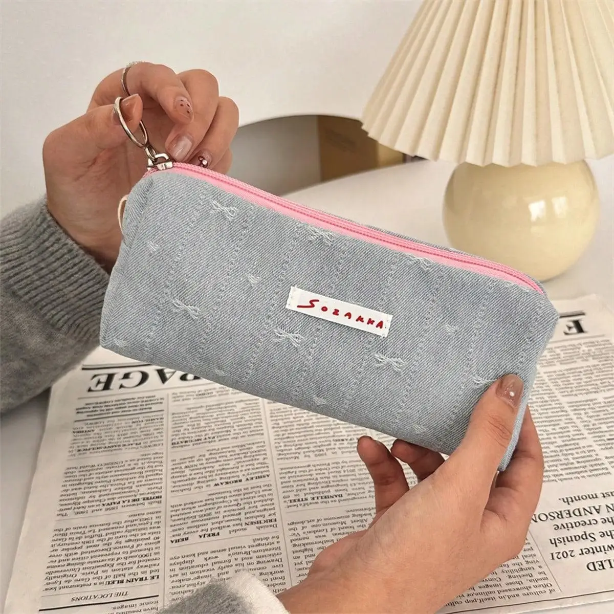 مقلمة على شكل فيونكة مطرزة باللون الأزرق من قماش الدنيم لعام 2025 - حقيبة قرطاسية لطيفة ذات سعة كبيرة للطلاب