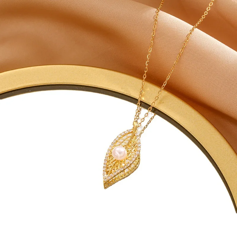 Collana da donna con foglie scavate, imitazione di perle e catena alla moda con clavicola in acciaio al titanio