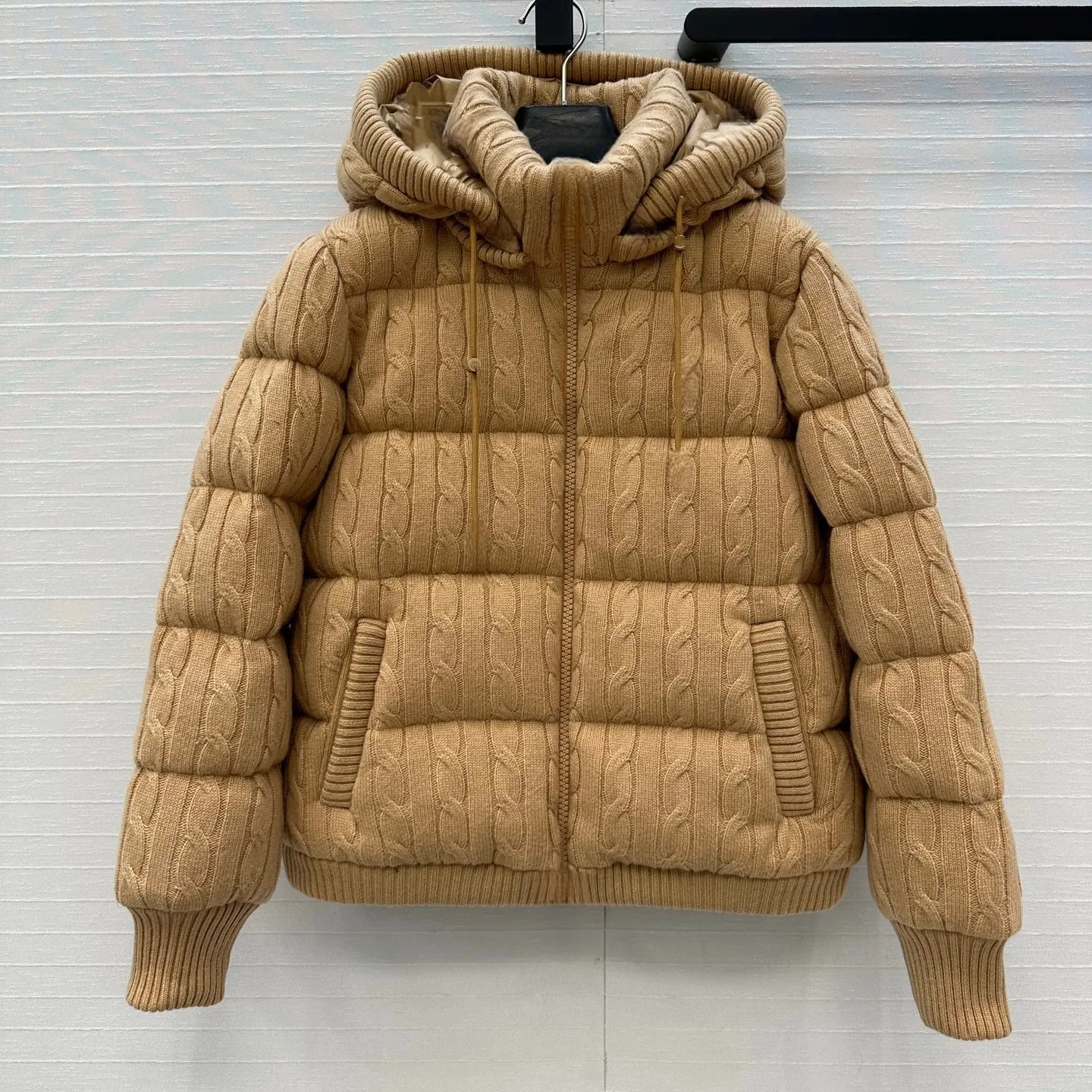 

2025 Winter New Arrival – Vintage Wool Cable-Knit Duck Down Puffer Jacket with Stand Collar and Zipper Closure, Casual & Cozy