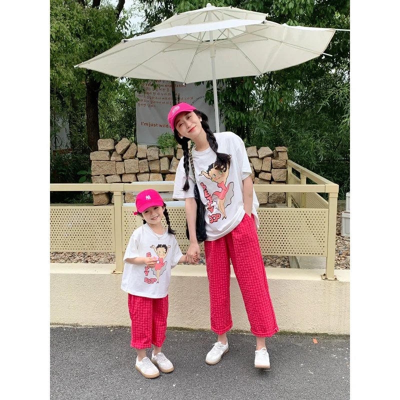 

Одежда для родителей и детей, летняя одинаковая одежда в корейском стиле для мамы и дочки, футболка с короткими рукавами с героями мультфильмов + клетчатые брюки с малиновой пудрой