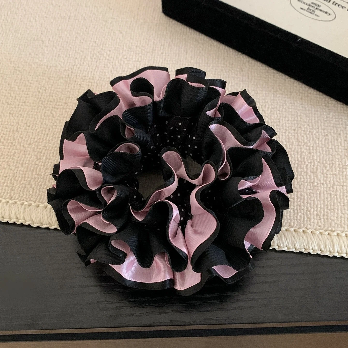 Rosa gepunktetes Haargummi – Ein elegantes Haaraccessoire im Ballett-Stil für elegante Duttfrisuren. – Detail 8