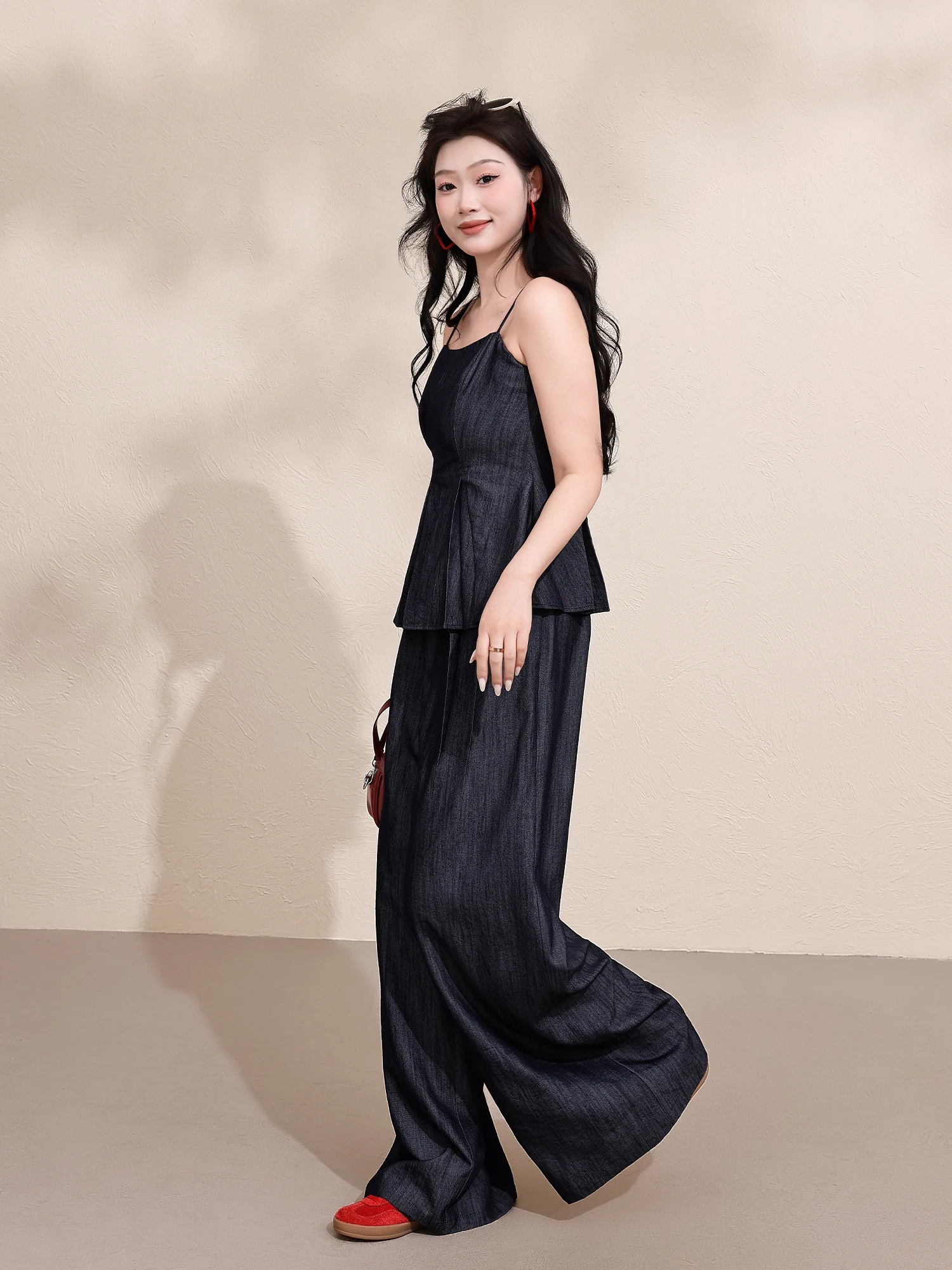 

Элегантный комплект для женщин больших размеров: широкие брюки с поясом и топ с рюшами, утягивающий эффект, высокая талия, повседневный стиль, мода весна-лето.