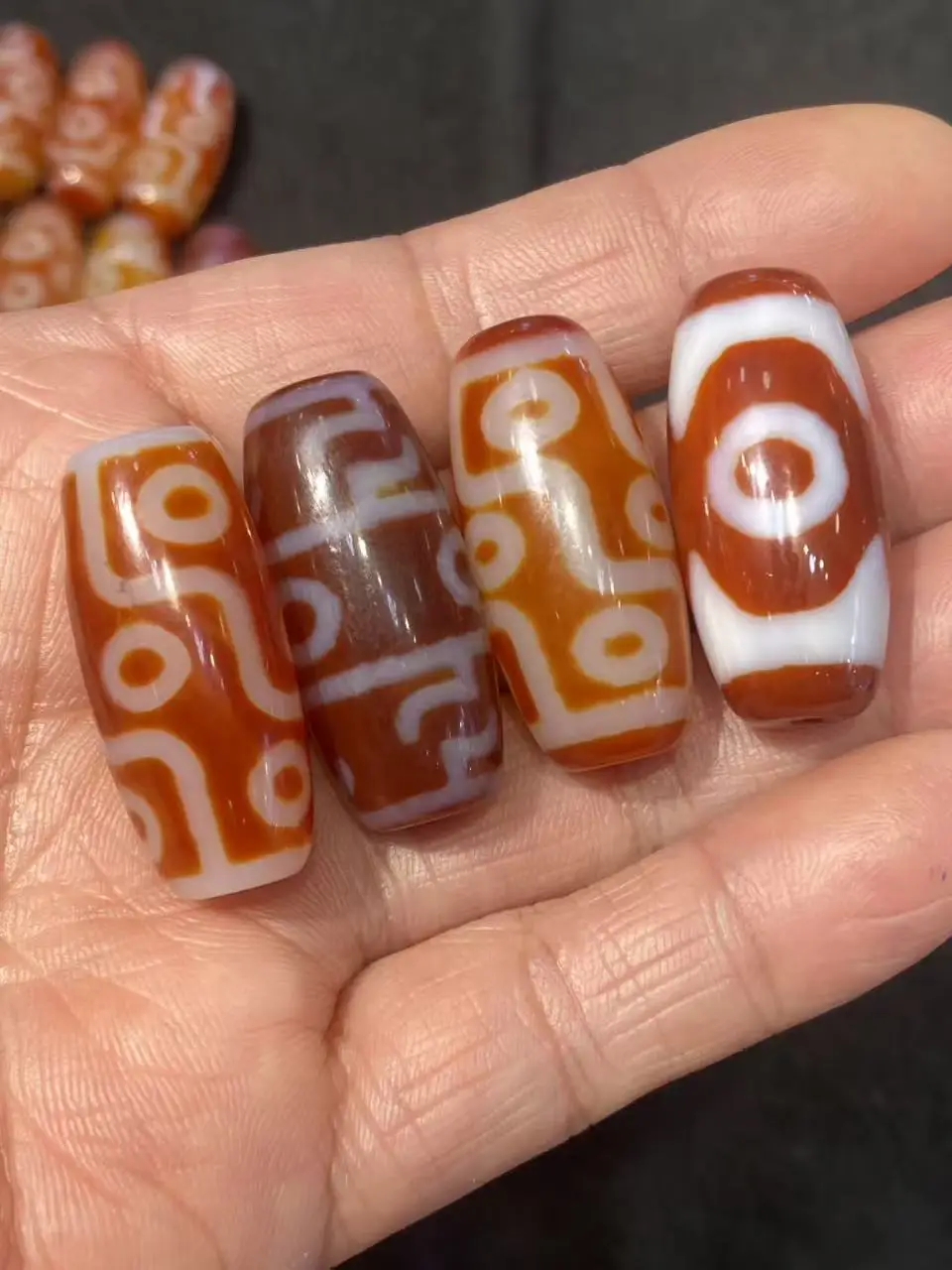 

50 шт./лот, бусина Дзи из красного сердолика с резьбой из агата, состаренная патина, тибетские рассыпные бусины для браслетов и ожерелий