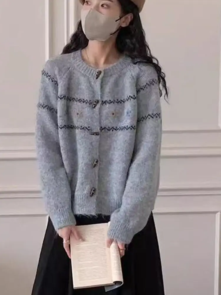 Sweter damski z dzianiny z retro haftem kwiatowym, okrągły dekolt, luźny krój, modny, wyszczuplający, odmładzający, zapinany na guziki, długi rękaw...