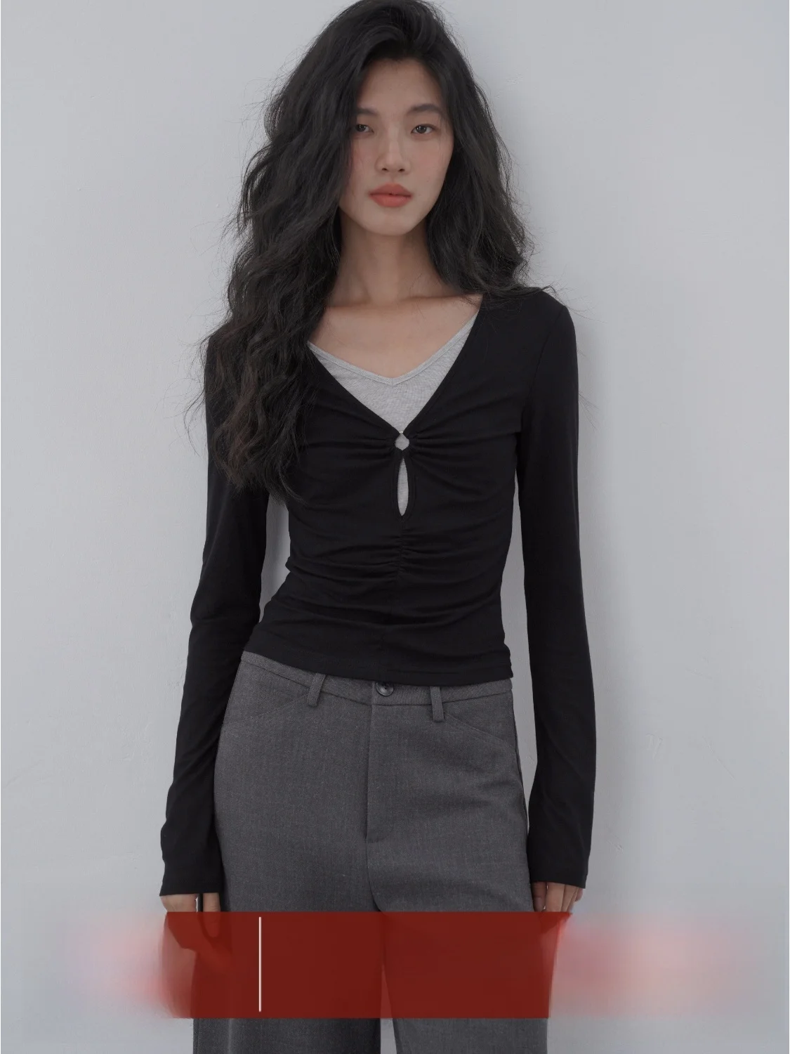 

Женская базовая футболка EIGHTHMONTH с длинным рукавом, V-образным вырезом, приталенным кроем, черная, с вставками, повседневная, прямого кроя, для ношения под одеждой