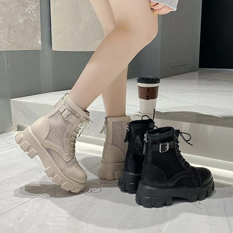 نعل سميك أحذية شبكية قابلة للتنفس للنساء 2025 مشبك جديد على الطراز الكوري مقاس كبير 43 أحذية برباط مقاومة للماء