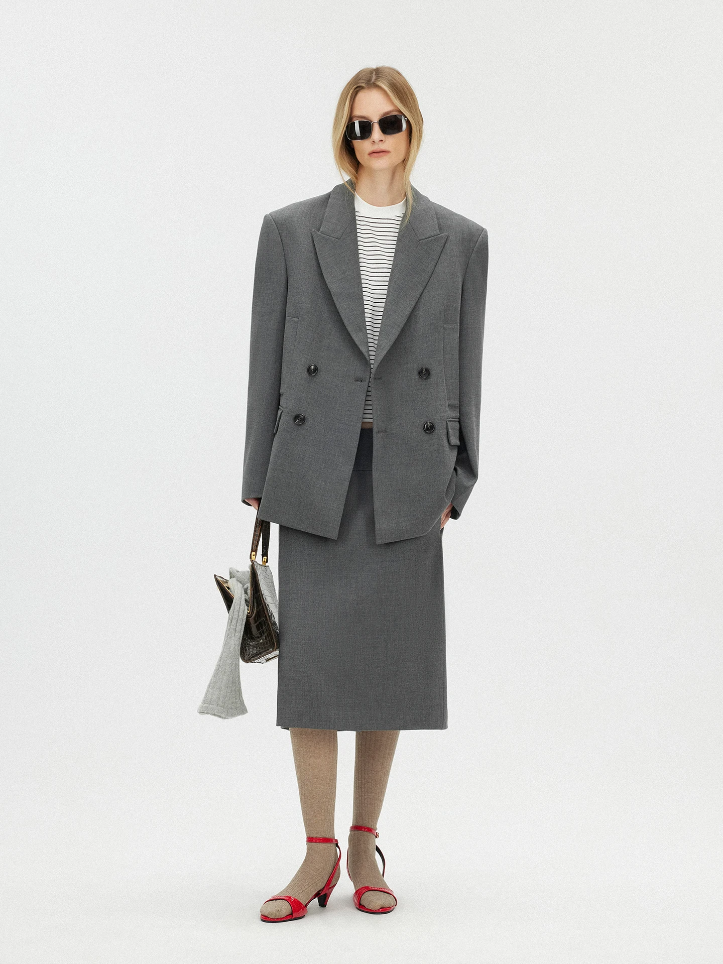 

Женское пальто-пиджак с воротником-стойкой, приталенное, на двух пуговицах, в стиле колор-блок, из шерстяной смеси, с длинными рукавами и разрезами.