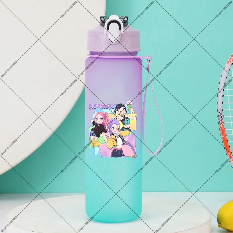 750ML KPop Demon Hunteres Bottiglia d'acqua carina con cannuccia Cartoon Anime Modello stampato Bottiglie sportive all'aperto Regalo per feste di compleanno