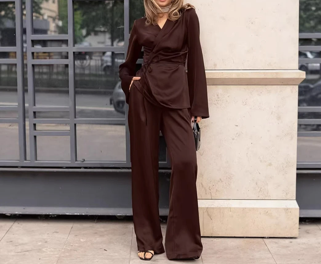 

Новый женский костюм весна 2026: Ретро-комплект из коричневого топа с длинными рукавами и шнуровкой на талии и брюк