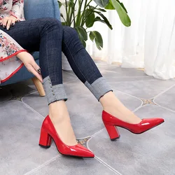 Scarpe con tacco alto da donna rosse di nuova moda scarpe con bocca poco profonda a punta in pelle verniciata scarpe da donna con tacco spesso di grandi dimensioni