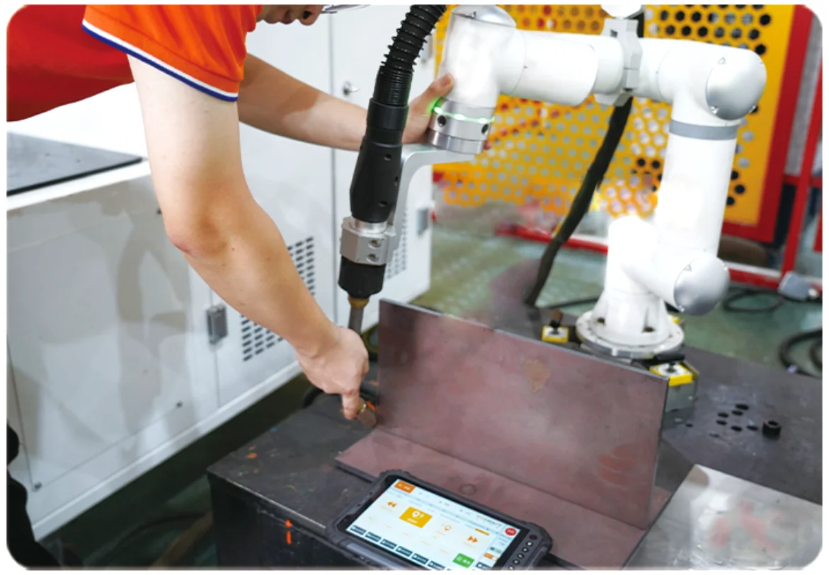 Macchina robot per saldatura Cobot Mig Tig intelligente e piccola per metallo Acciaio Alluminio 350A 500A Workstation di saldatura robotica automatica