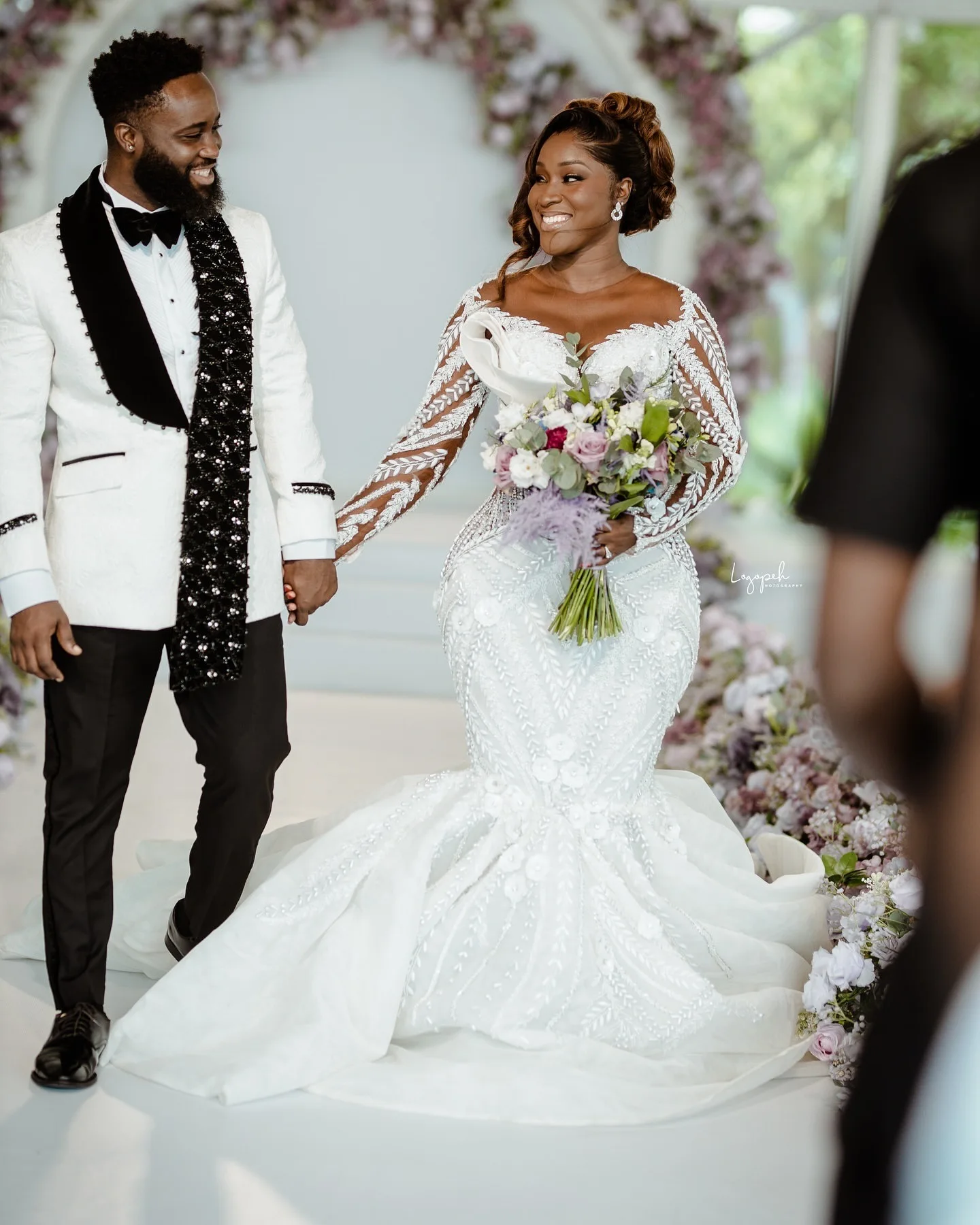 Abiti da sposa a sirena con applicazioni di perline scintillanti con collo trasparente personalizzato Sweep Train maniche lunghe Abiti da sposa Vestido Noiva africani