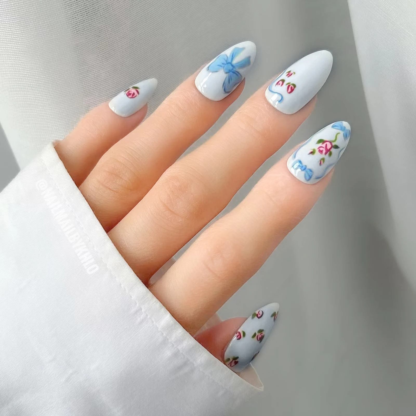 

White Almond Press On Nails Blue Bowknot Red Flower Printed 24Pcs Simple DIY Manicure Nails Art Reusable Acrylic Fake Nails