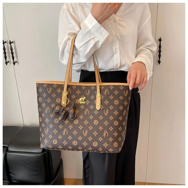 

The New Winter Printed Tote Bag Is Versatile, Fashionable and Has A Large Capacity. It Is A Retro Single-shoulder Bag