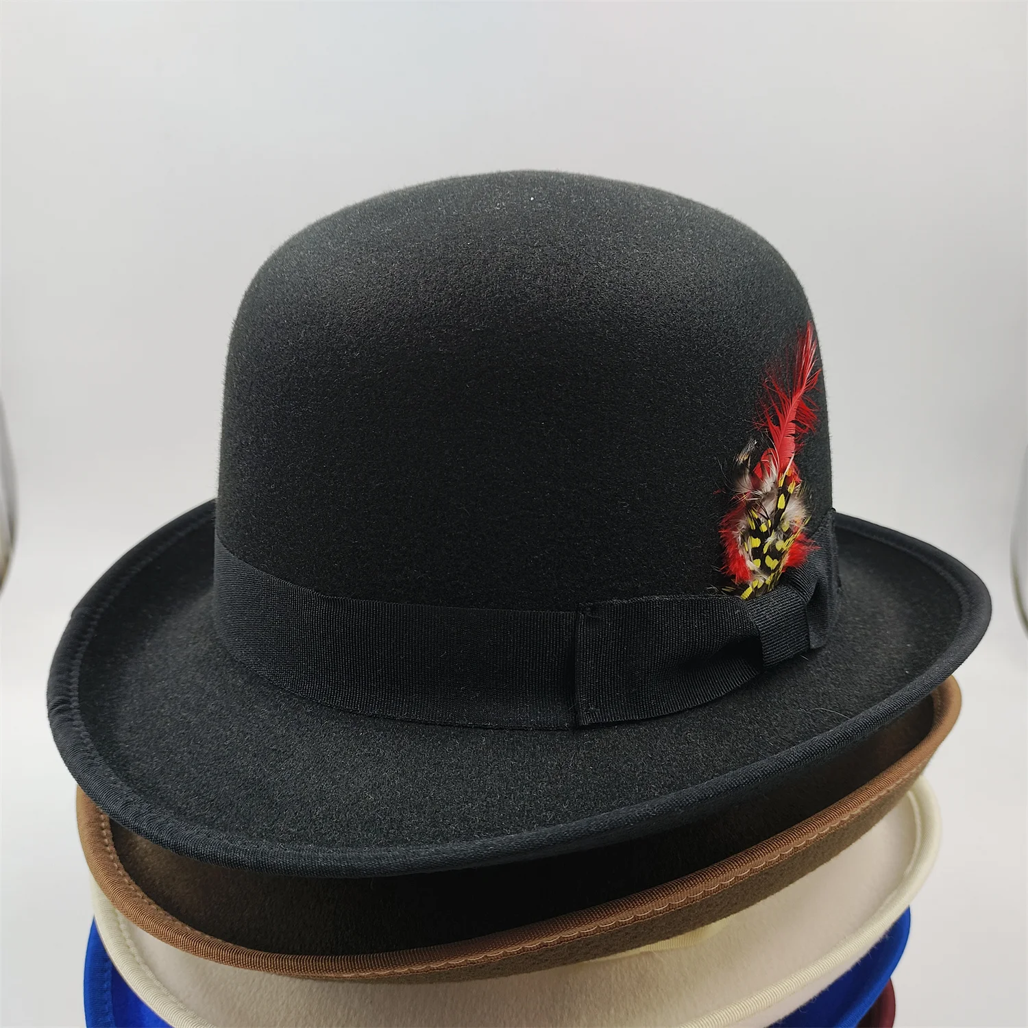 2023 New High Quality Man Fedora Unisex Gentleman Round Top Cap Cosplay Feather Accessories Derby Bowler Hat British Shape Hat