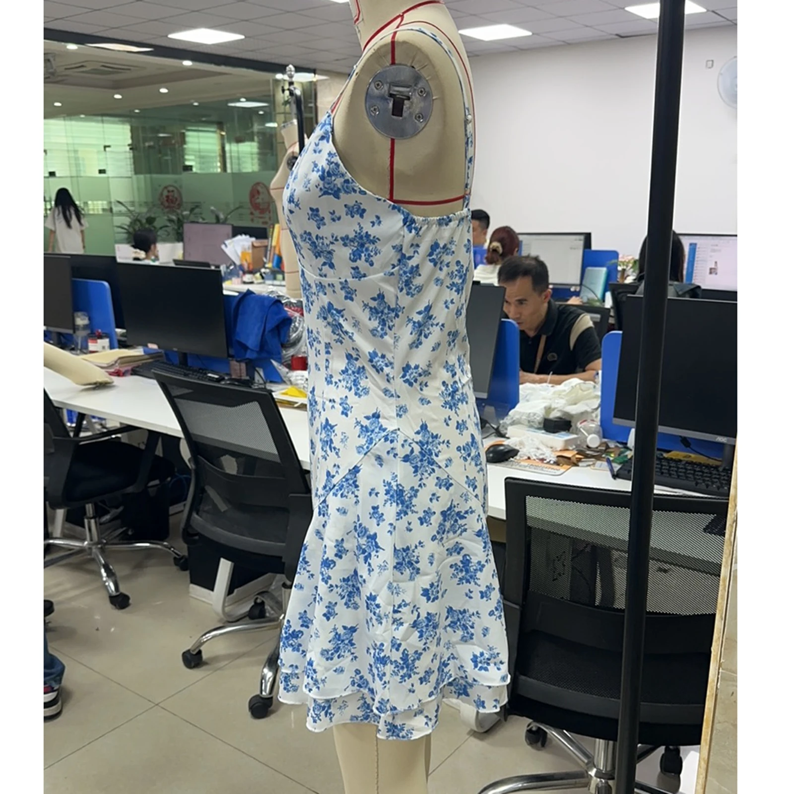 ผู้หญิง Ruffle Bodycon Cami ชุดเดรสแขนกุดลึก V คอชุดมินิสําหรับวันหยุดชายหาดฤดูร้อนปาร์ตี้สวมใส่ทุกวันกิจกรรมกลางแจ้ง