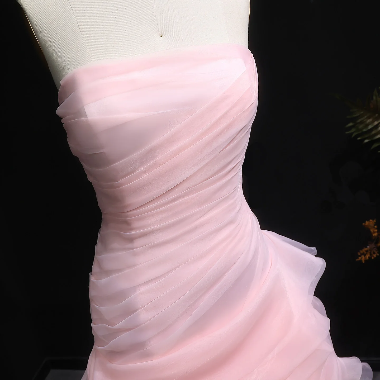 シャロンはエレガントなピンクのイブニングドレス、ティアードフリル、バックレス、ストラップレス、女性用ウェディングパーティガウン、SF040、カスタマイズされたと述べました。