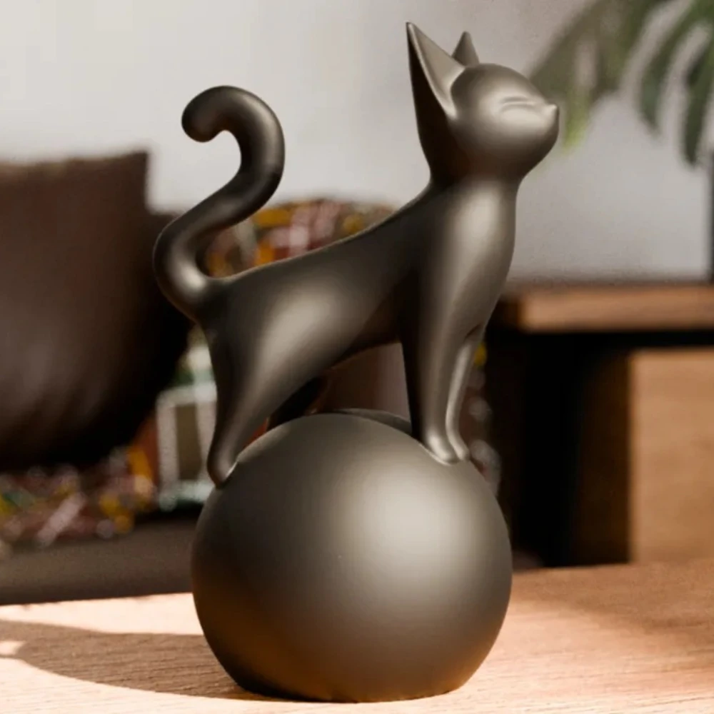 Katzenskulptur auf einer Kugel – minimalistische 3D-Kunst, einfache schwarze Dekoration, stabile kugelförmige Basis, leichte und leicht zu reinigende Kunststoffverzierung, geeignet für Zuhause, Büro,