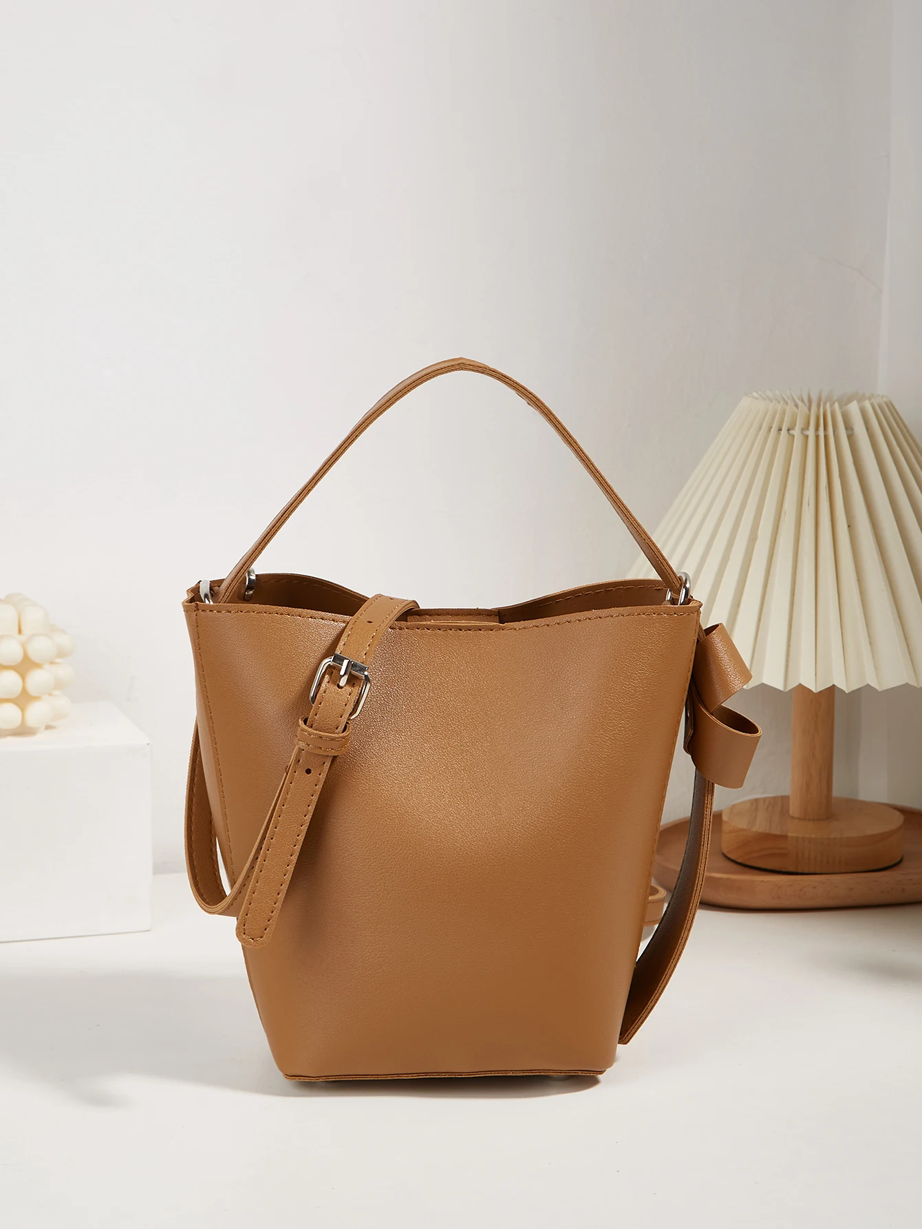 

New trendy and stylish large capacity multifunctional bucket bag suitable for daily commuting and friend gatherings
