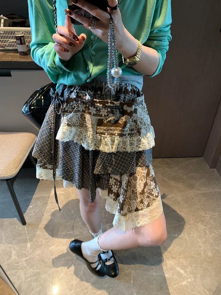 

Весенняя женская юбка с высокой талией, асимметричным клетчатым узором, кружевной отделкой и эластичной тканью, с цветочным принтом.