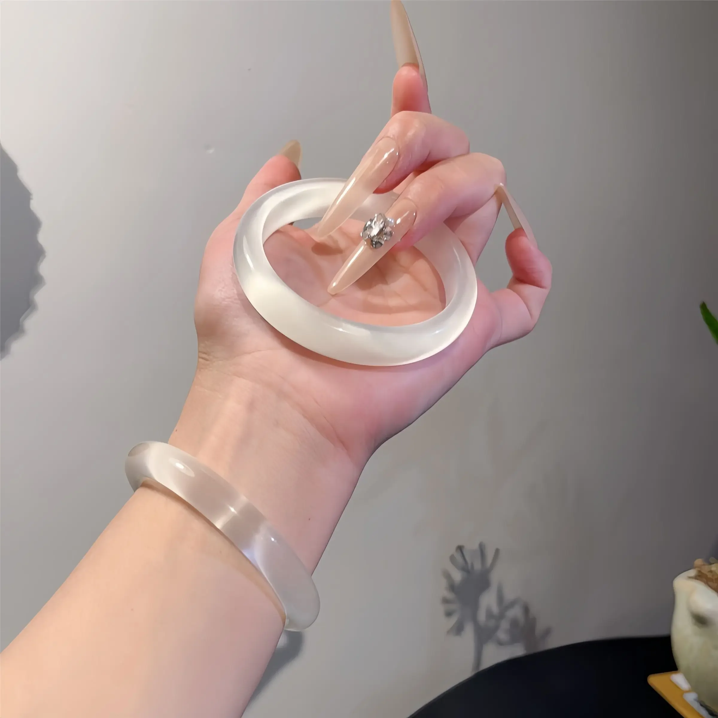 

White Moonlight Bracelet Female High Ice Chalcedony Lychee Frozen Jingle Bracelet Send Girlfriend Cat Eye Effect