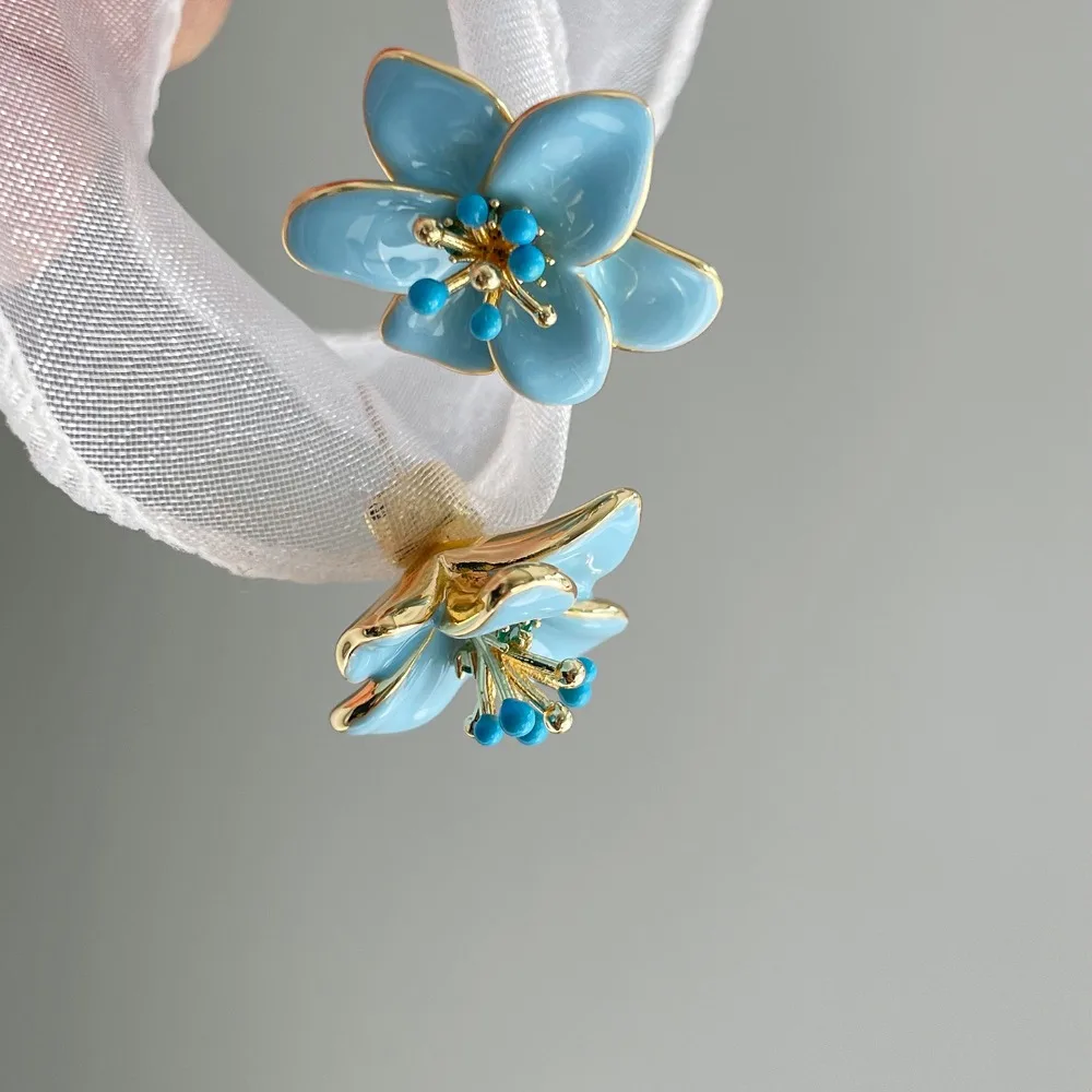 

New Year French Retro Hong Kong Style Elegant Blue Flower Enamel Glaze Stud Earrings 3D High-end Niche Little Earrings for Women