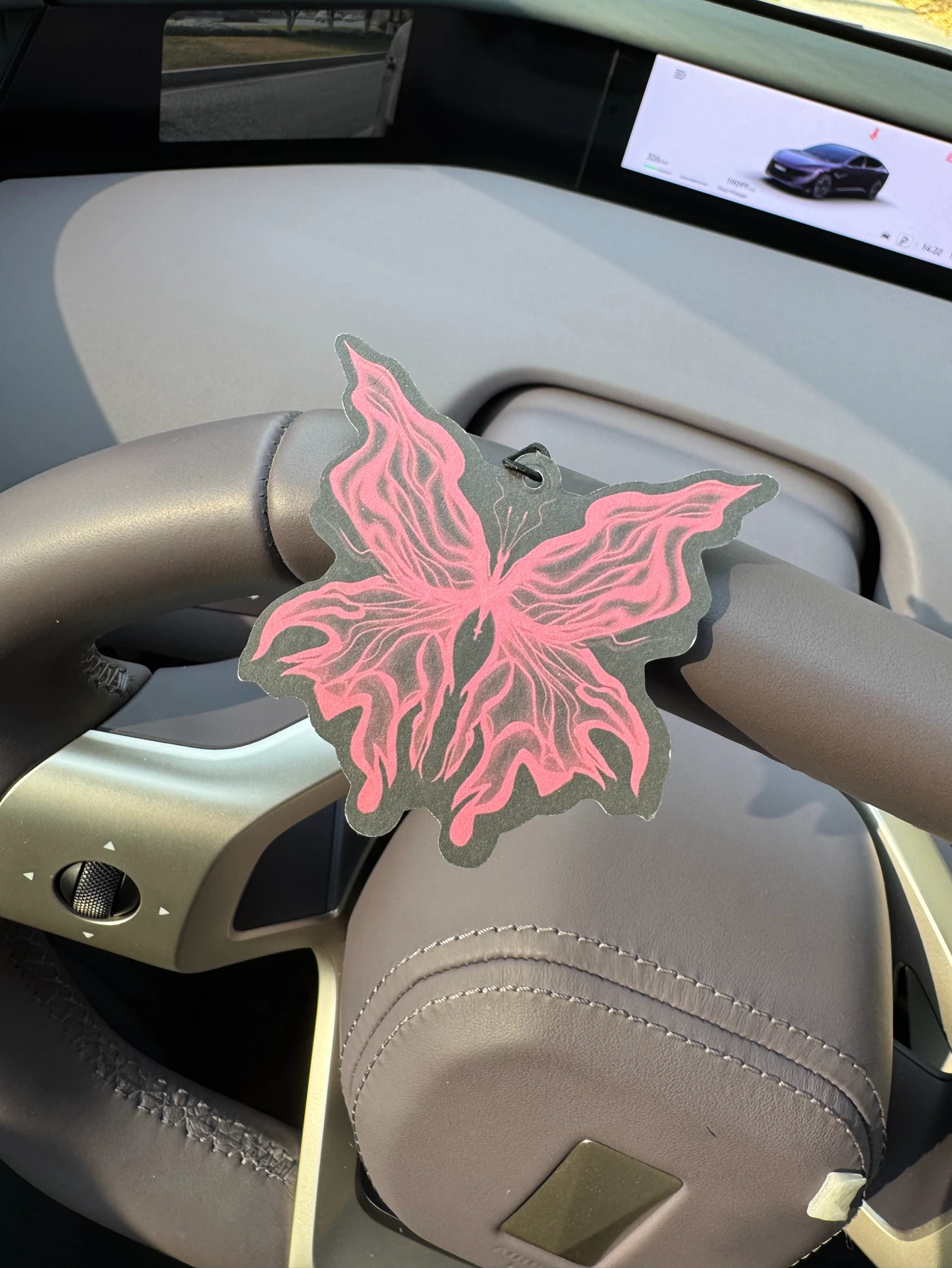 Kawaii Anime-Style "Smoke Bug" Hilton (Hotel Scent) Neutral Car Perfume and Non-Toxic Air Freshener |   Natural Essential Oils and Aromatherapy Scent Tablets (Noroili/Grapefruit/Cedar) |   Hanging Type and Dual-Purpose with Vent Clip |   Long-Lasting Fragrance for 60-90 Days |   Deodorize and Purify the Air |   Suitable for Use in Cars, Homes, Wardrobes, and Bathrooms. |   Cartoon Animation Design |   Same Fragrance as the One Sold in the Store