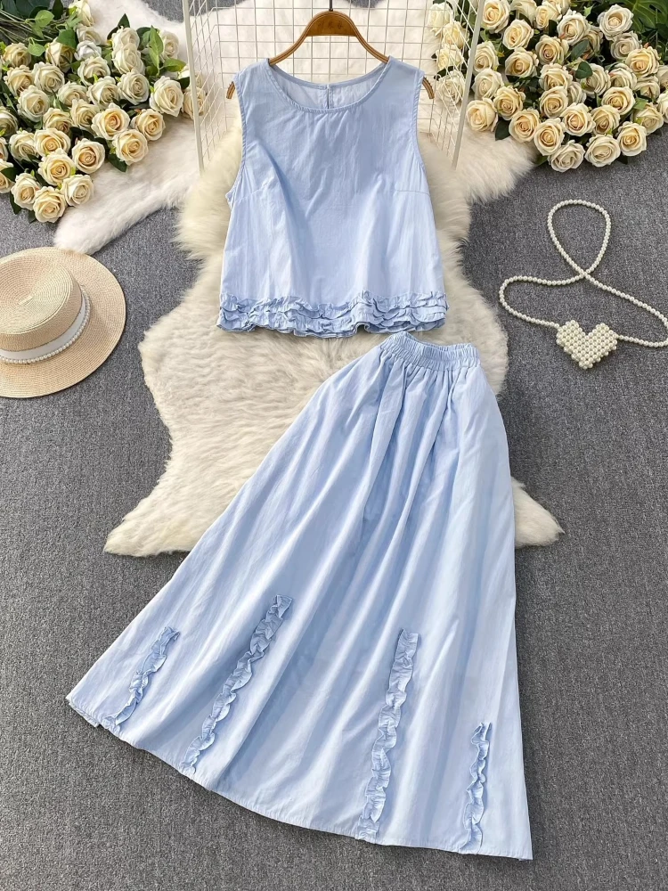 

Элегантный комплект из двух предметов: трикотажный топ с круглым вырезом, короткими рукавами и металлической пряжкой, а также повседневные ультрадлинные брюки с высокой талией, стройнящие фигуру.