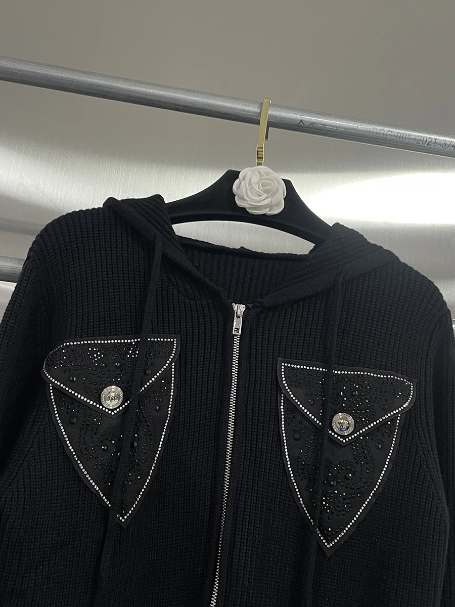 เสื้อสเวตเตอร์ CHICEVER สีดำแบบมีกระเป๋าต่อผ้า ดีไซน์สตรีทแวร์ทรงหลวม แขนยาว มีฮู้ด สำหรับผู้หญิง สไตล์แฟชั่นฤดูใบไม้ร่วง