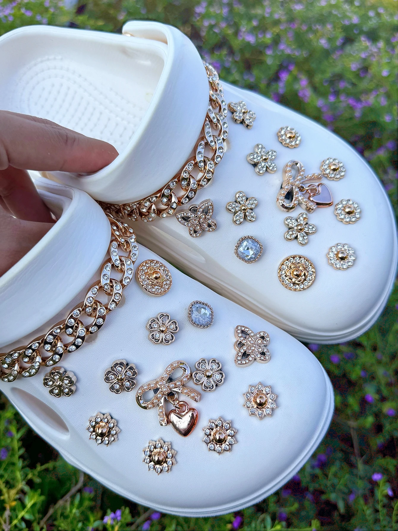 26 قطعة من الإكسسوارات الذهبية (أقواس قلادة، زهور الماس المنقطة، الفراشات الصغيرة، سلاسل الماس المنقطة، إلخ.) - من السهل