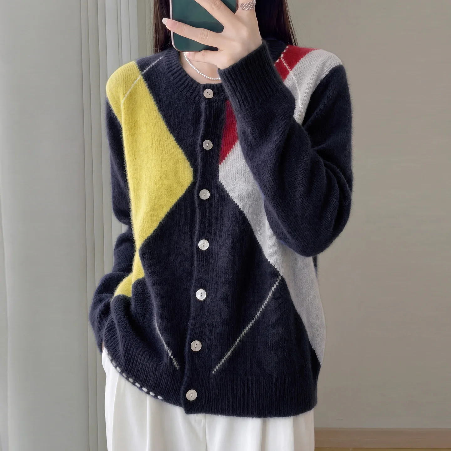 Autumn and Winter Women's Design-Inspired Retro Color-Blocked Diamond-Patterned Round-Neck Knitted Cardigan Sweater Coat, Sporty Casual Loose-Fitting Versatile Top