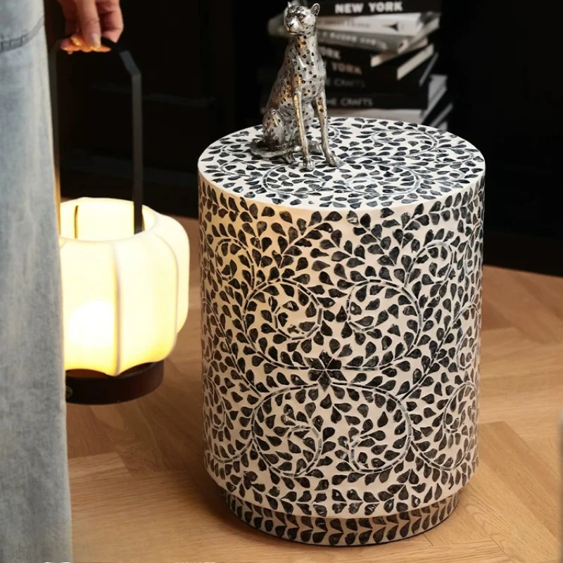 Junto al sofá, varios pufs decorativos para el dormitorio, conchas medievales hechas a mano, mesa de centro para sala de estar, mesa pequeña de esquina
