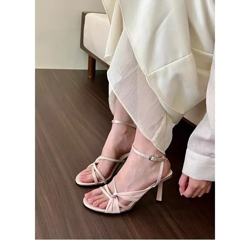 عالية الجودة الشريط عالية الكعب 2025 فستان جديد خط واحد مشبك رقيقة عالية الكعب الصنادل الفرنسية المفتوحة تو جوفاء أحذية نسائية #6