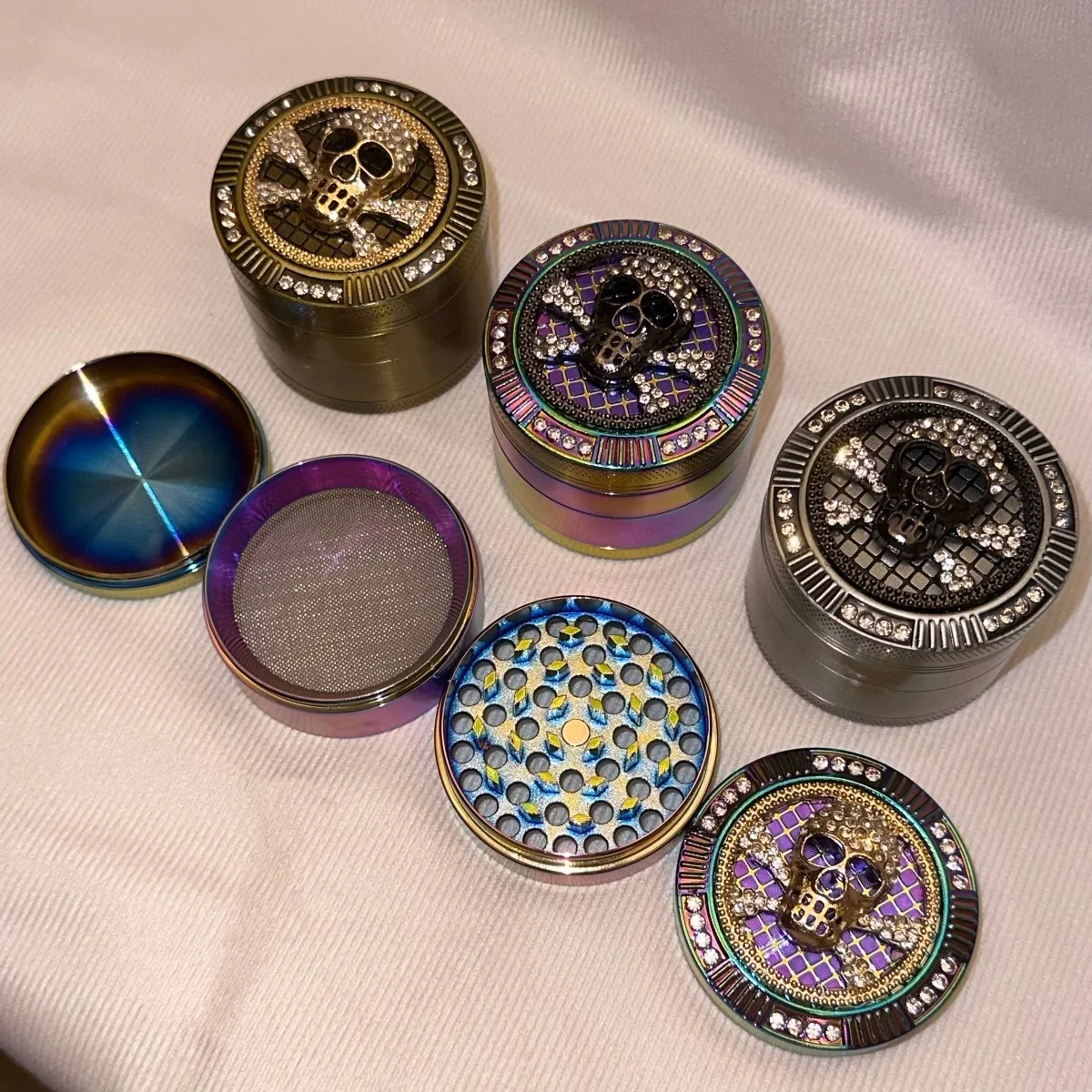 1.8-calowy Kryształowy Laserowy Młynek do Ziół w Kształcie Czaszki, 4-warstwowy, ze Stopu Cynku, Metalowy Ręczny Rozdrabniacz, Młynek do Surowych Ziół, Narzędzie do Palenia, Prezent dla Fanciów Ziół