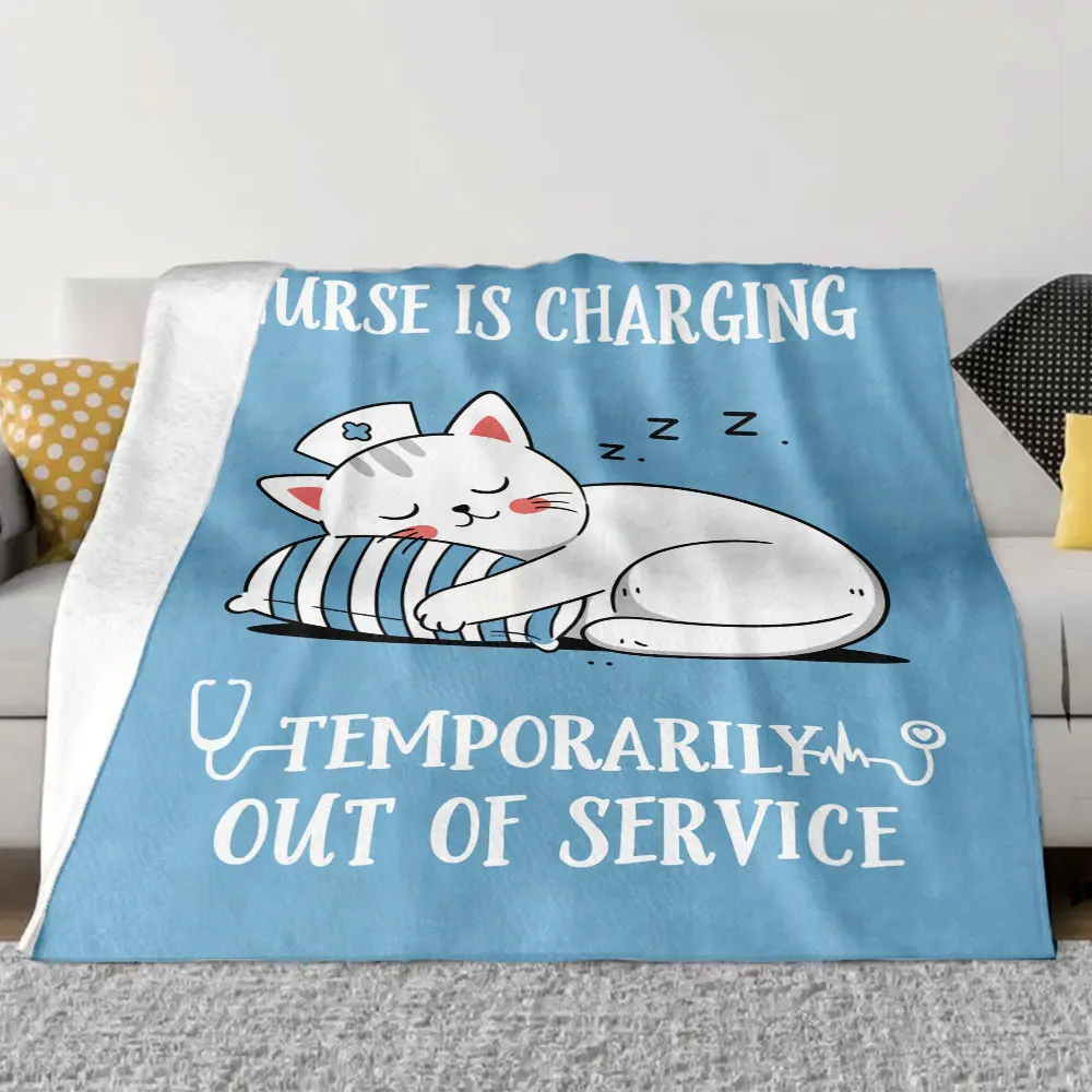 بطانية ممرضة على شكل قطة - قطة نائمة بخلفية زرقاء فاتحة كرتونية لطيفة مع قبعة ممرضة، تصميم Zzz & 'NURSE IS CHARGING'، ناعمة ومريحة